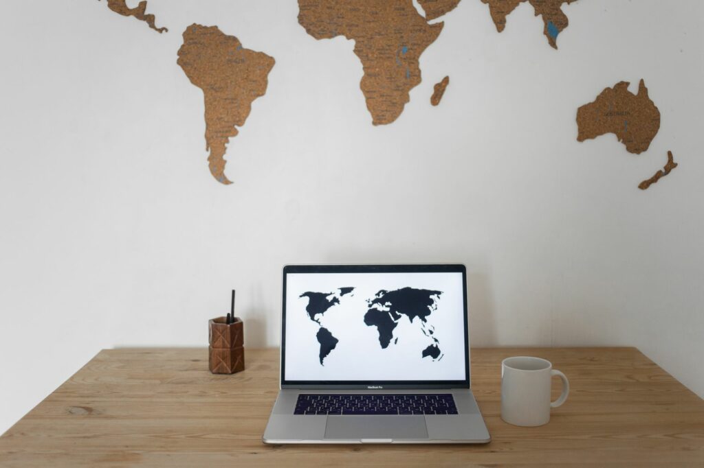 Carte du monde symbolisant un site multilingue et l'international