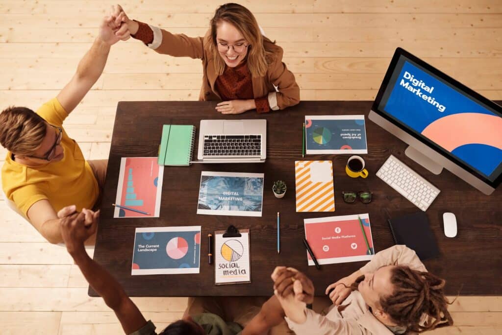 Equipe travaillant sur une strategie reseaux sociaux B2B