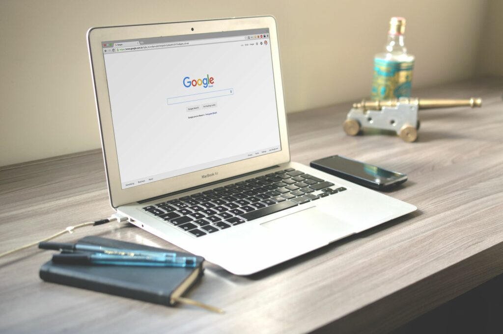 Ordinateur portable affichant la page d'accueil de Google sur un bureau, illustration des réponses IA de Google et de la Search Console