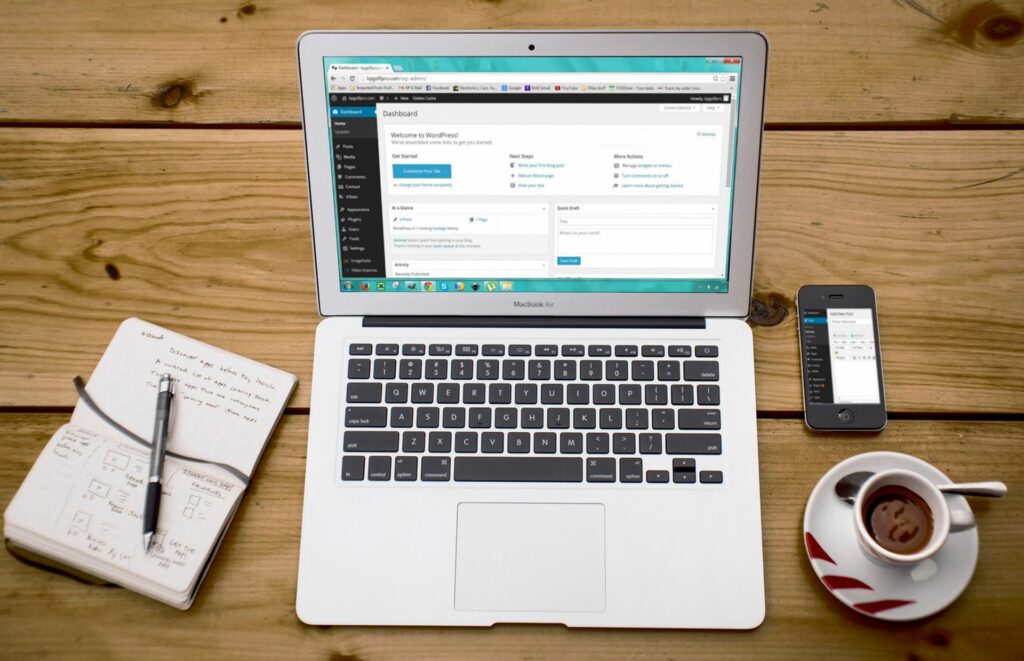 Ordinateur portable affichant le tableau de bord WordPress, illustration de la gestion d’un site par des agents IA